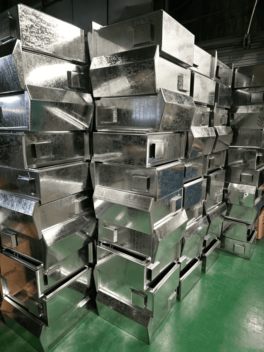 Xafla galvanizatutik Amaitutako Kutxara: Ouyue Electric-en txapa-tailerraren benetako argazkiak, ihinztatu aurretik altzairu herdoilgaitzezko banaketa-kutxaren muntaketa-prozesua agerian utziz.