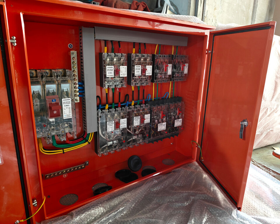 Azpiegitura globalak berotzen ari direnez, nola mantendu daitezke eraikuntza guneetako energia banaketa estandarrak? Ouyue Electric-ek babes handiko altzairu herdoilgaitzezko kanpoko eta ezkerreko ate bikoitzeko kutxa jarri du martxan