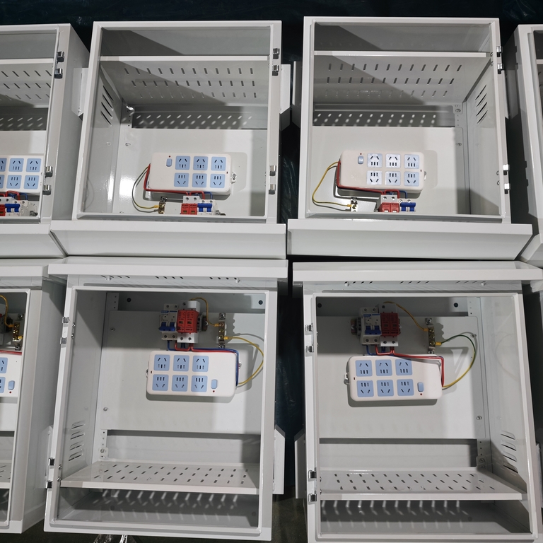 Ouyue Electric-en kanpoko banaketa-kutxaren benetako argazkiak ekoizten masa: prozesu osoko pantaila txapa metalikotik makinaren muntaketa osatzeko.